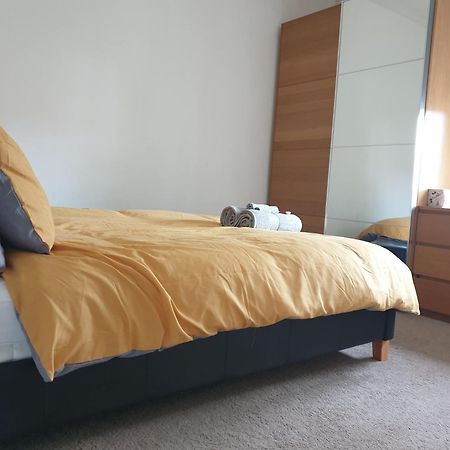 Luxury 1-Bed Apartment With Stunning City Views Perfect For Short Stays In London Exterior foto