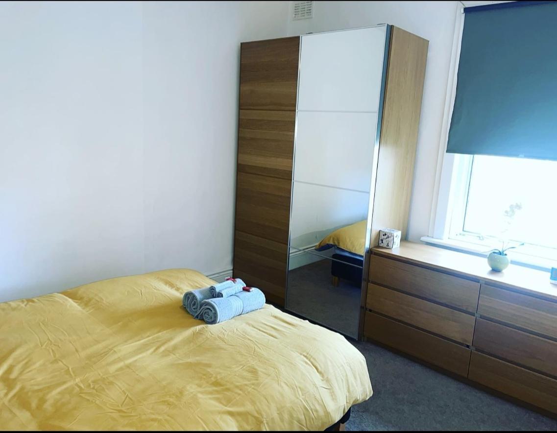 Luxury 1-Bed Apartment With Stunning City Views Perfect For Short Stays In London Exterior foto